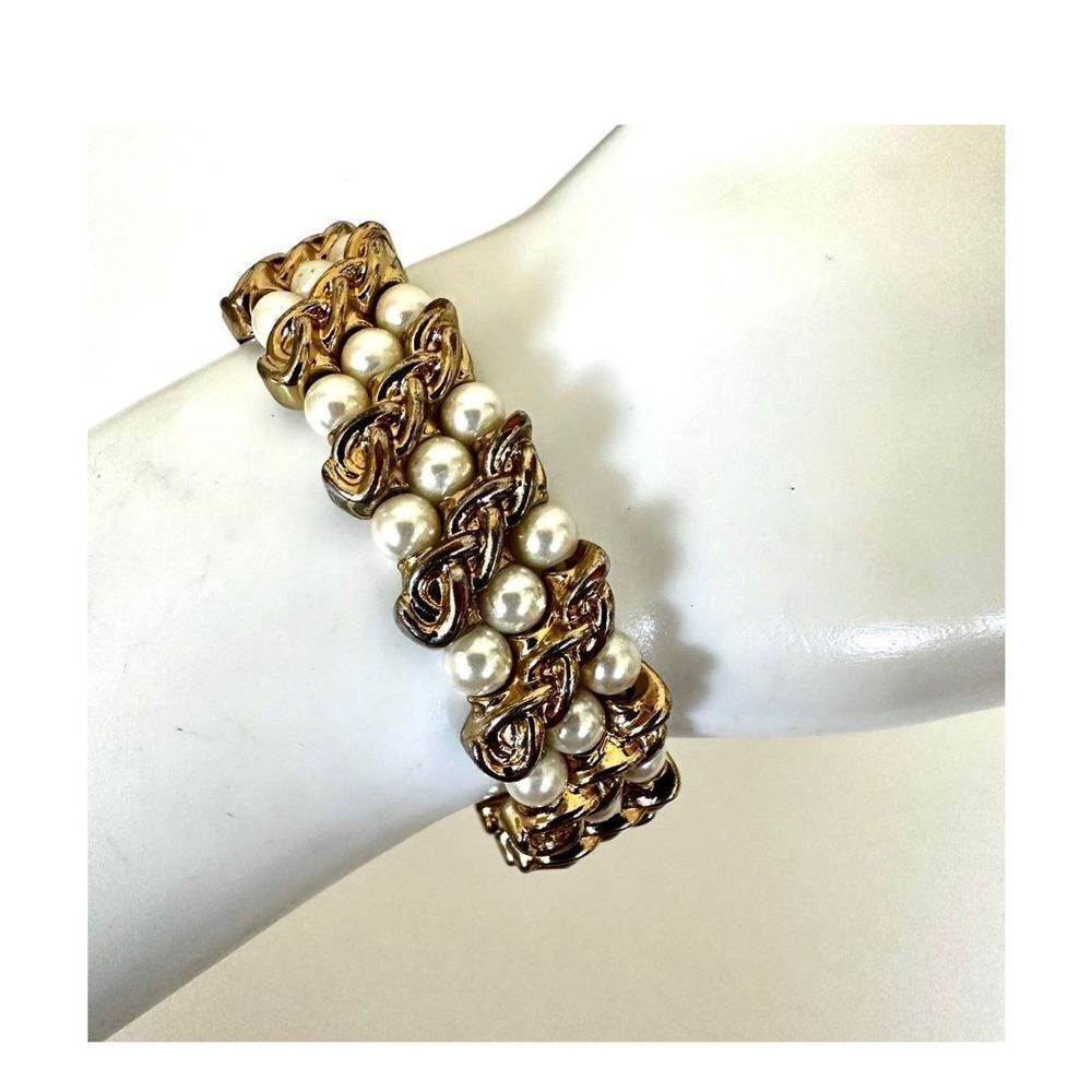 Gold tone faux pearl stretchy bracelet